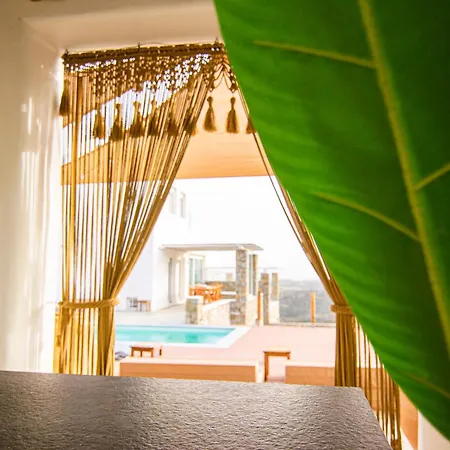 Poppy Mykonos אנו מרה